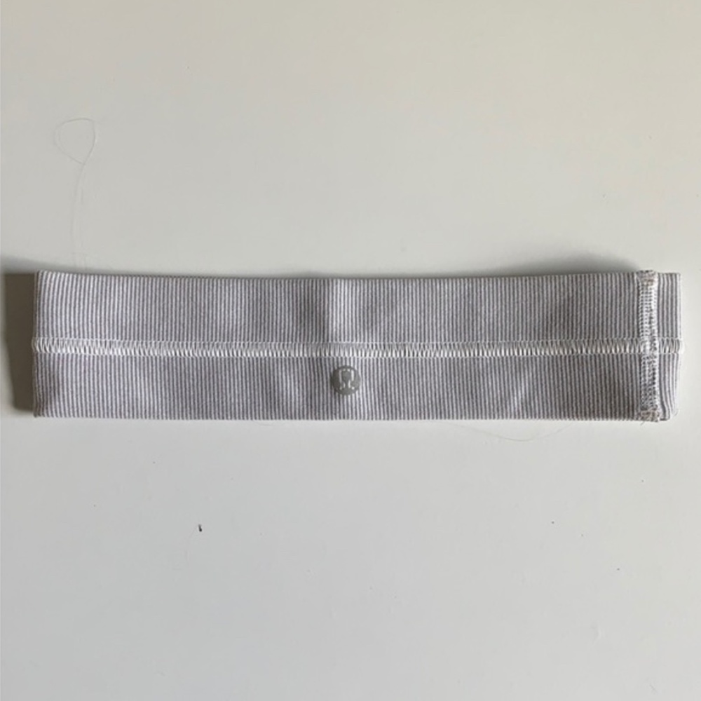 💋 Lululemon Black and White Striped Headband 💋